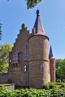 Burg Konradsheim, Westseite mit Turm und Erker