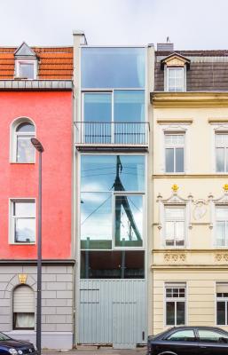 Frontansicht mit Grenzbebauung
