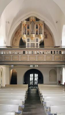 Kircheninnenraum mit Orgelempore und Eingang