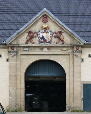 Schloss Körtlinghausen, Portal mit Tordurchfahrt des Wirtschaftsgebäudes, Familienwappen