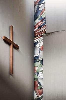 Ev. Zionskirche, Hauptraum mit Antikglas-Bleiverglasung von Burkhard Siemsen