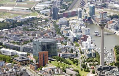 Östlicher Teil des Medienhafens mit Rheinturm