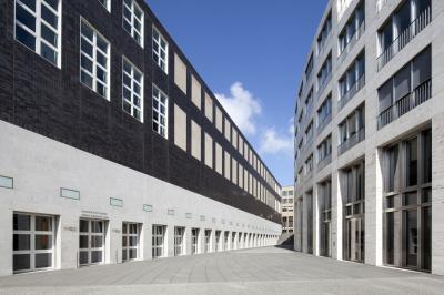 Rückseitige Fassade des umgestalteten Kunstpalastes, hofseitige Fassade des Atriumgebäudes