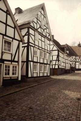 Giebelansicht im Straßenraum