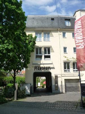 Straßenansicht mit Durchfahrt
