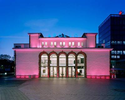 Frontalansicht Apollo Theater Siegen mit Beleuchtungsvariante
