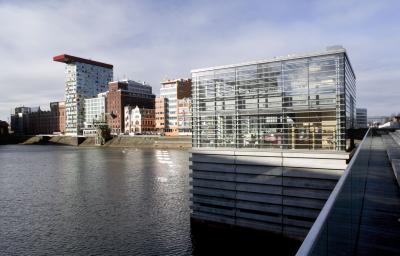 Glaskubus am Handelshafen mit Hafenbecken