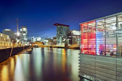 erleuchteter Glaskubus im Medienhafen