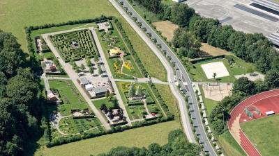 Südlicher Parkabschnitt mit Sinnesgärten, getrennt durch Ein- und Übergang Deilinghofer Straße von Beachvolleyballfeld und Slacklineparcours