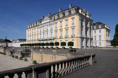 Südfassade mit Treppenanlage