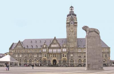 Rathausfassade mit Löwendenkmal im Vordergrund
