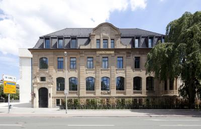 Blick auf die Fassade des Altbaus