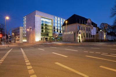 NRW Bank Münster bei Nacht mit Lichtinstallation