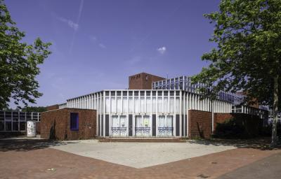 Gebäude der Gesamtschule und Stadtbibliothek