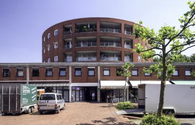 von Josef Paul Kleihues entworfenes Rundhaus, ein Wohn- und Geschäftshaus am Marktplatz