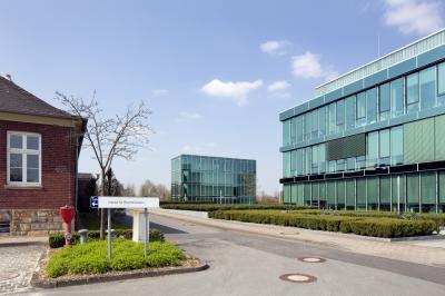 Straßenansicht Gästehaus und Hauptgebäude