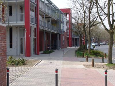 Straßenansicht mit Fuß- und Radweg