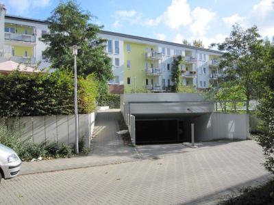 Rückwertige Tiefgarageneinfahrt