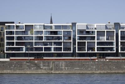 frontale Fassadenansicht am Rhein