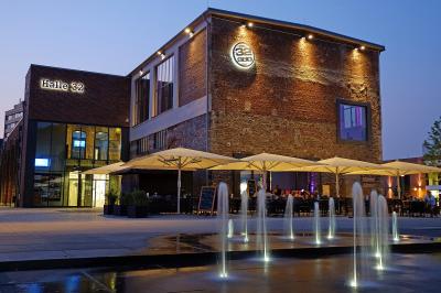 Halle 32 von Süden in der Dämmerung