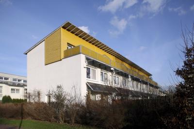 Haus mit gelber Fassadengestaltung