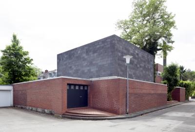 Eckansicht mit Garage