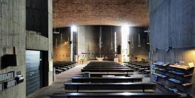 Innenraum St. Pius in Neuss, Blick zum Altar