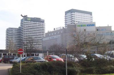 Forum mit Hochhäusern im Hintergrund