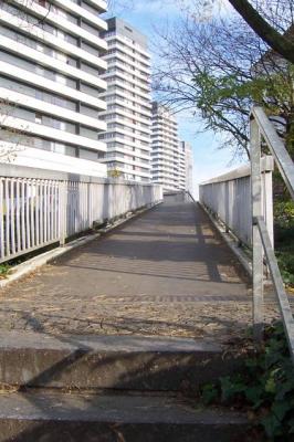 Fußgängerbrücke mit Hochhäusern
