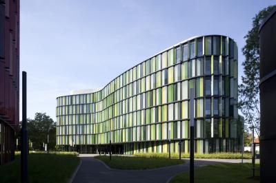 Glasfassade mit grünen Sonnenschutzlamellen