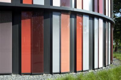 Detail der Fassade mit Sonnenschutzlamellen