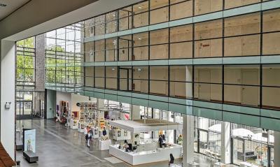 Blick von oben in die Eingangshalle des Kulturquartiers