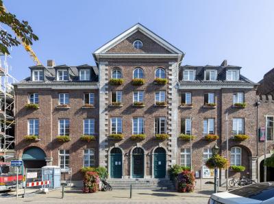 historische Rathausfassade am Marktplatz