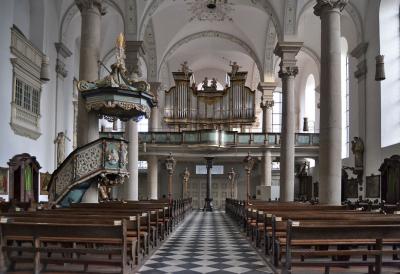 Innenansicht mit Blick zur Orgel