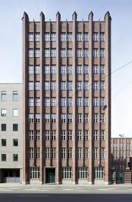 Blick auf das elfgeschossige Gebäude