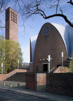 Gesamtansicht St. Engelbert mit Glockenturm