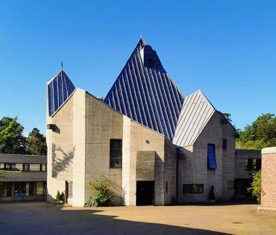 kristalliner Baukörper der zentral gelegenen Kirche