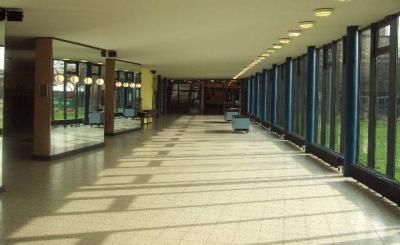 Garderobentrakt mit Glasfassade zum Innenhof