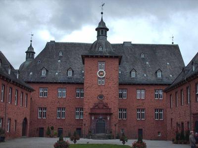 Schlosshof mit Eingangsturm
