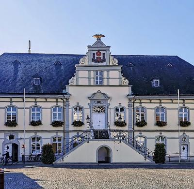 Mittelrisalit und großzügige Freitreppe