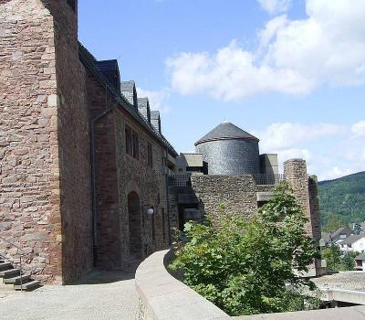 Nordöstlicher Burgbereich mit Verteidigungsmauern und -türmen