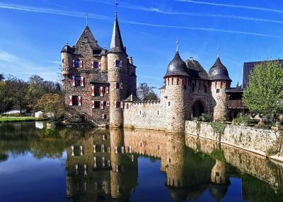 Burg Satzvey mit Wasserfläche