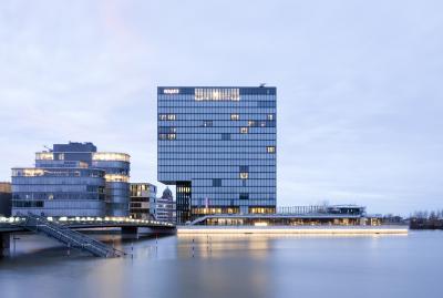 Hafenspitze mit Hyatt Regency Hotel von Osten