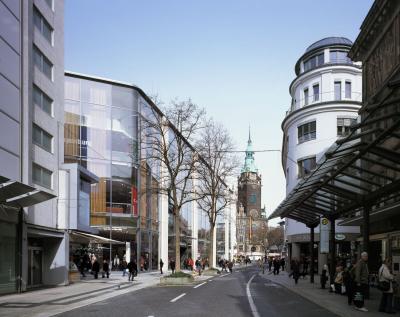 Durch Einzelbauten geprägte Schlössergasse, mit dem neuen P&C Gebäude auf der linken Straßenseite