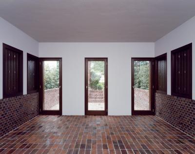 Haus Hundertacht Bonn, Erdgeschoss, zentraler Wohnraum mit seitlicher Terrasse
