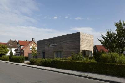 Stark befahrene Anliegerstraße Wieksweg mit Blick auf das trapezförmige Grundstück