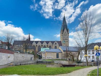 Paderborner Dom mit Kaiserpfalz im Vordergrund
