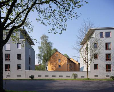 Blick auf Neubauten mit sanierten Altbauten im Hintergrund