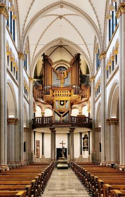 Langhaus mit Orgel im Bonner Münster