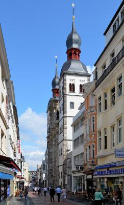 Straßenansicht mit Namen-Jesu-Kirche in Bonn